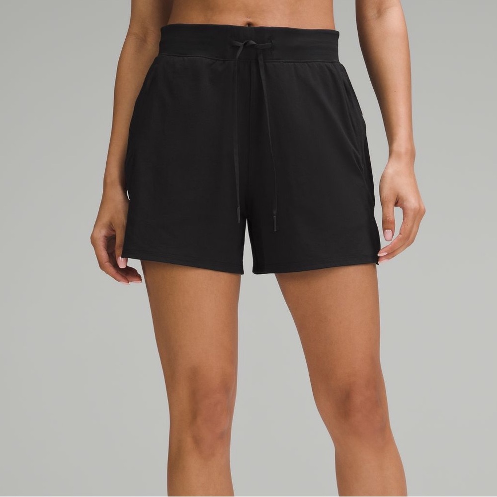 Lululemon License to train high rise shorts 4” black size 6